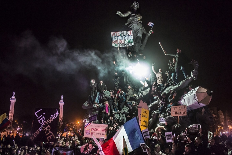 Demonstracja antyterrorystyczna w Paryżu, mająca miejsce po serii pięciu ataków na terenie Francji, zapoczątkowanych morderstwami w redakcji Charlie Hebdo.II miejsce w kategorii "Spot News", zdjęcia pojedyncze, fot. Corentin Fohlen